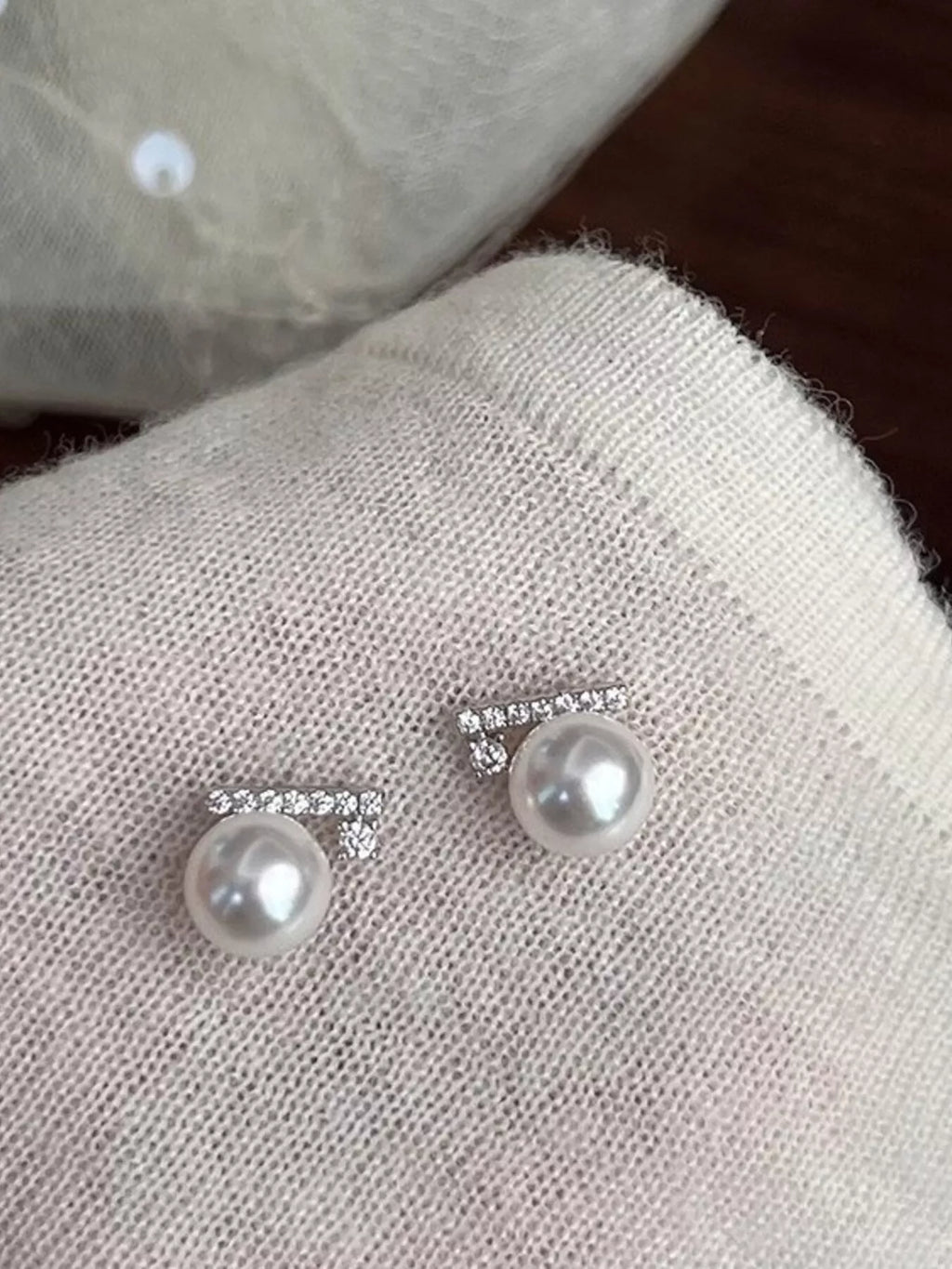 Shopimist zircon pearl stud earrings featuring elegant round pearls and sparkling zircon accents on a classic jewelry setting.