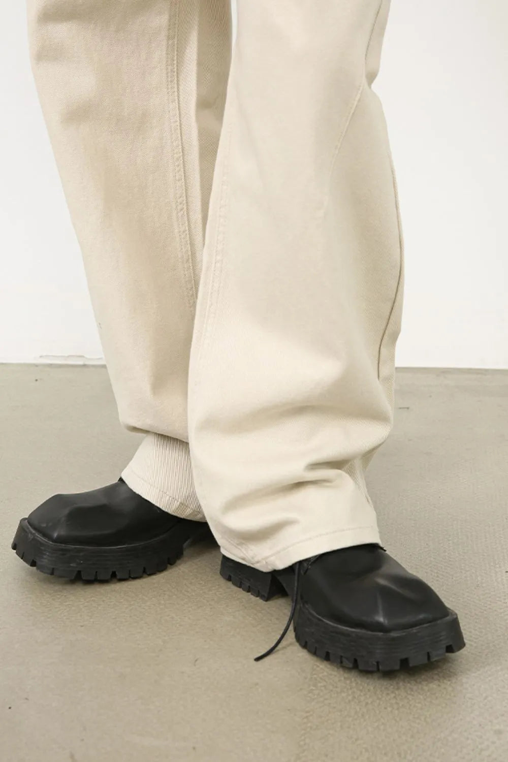 Men's baggy jeans with pockets from Trendsi, featuring a relaxed fit and multiple front and back pockets, casual streetwear style.