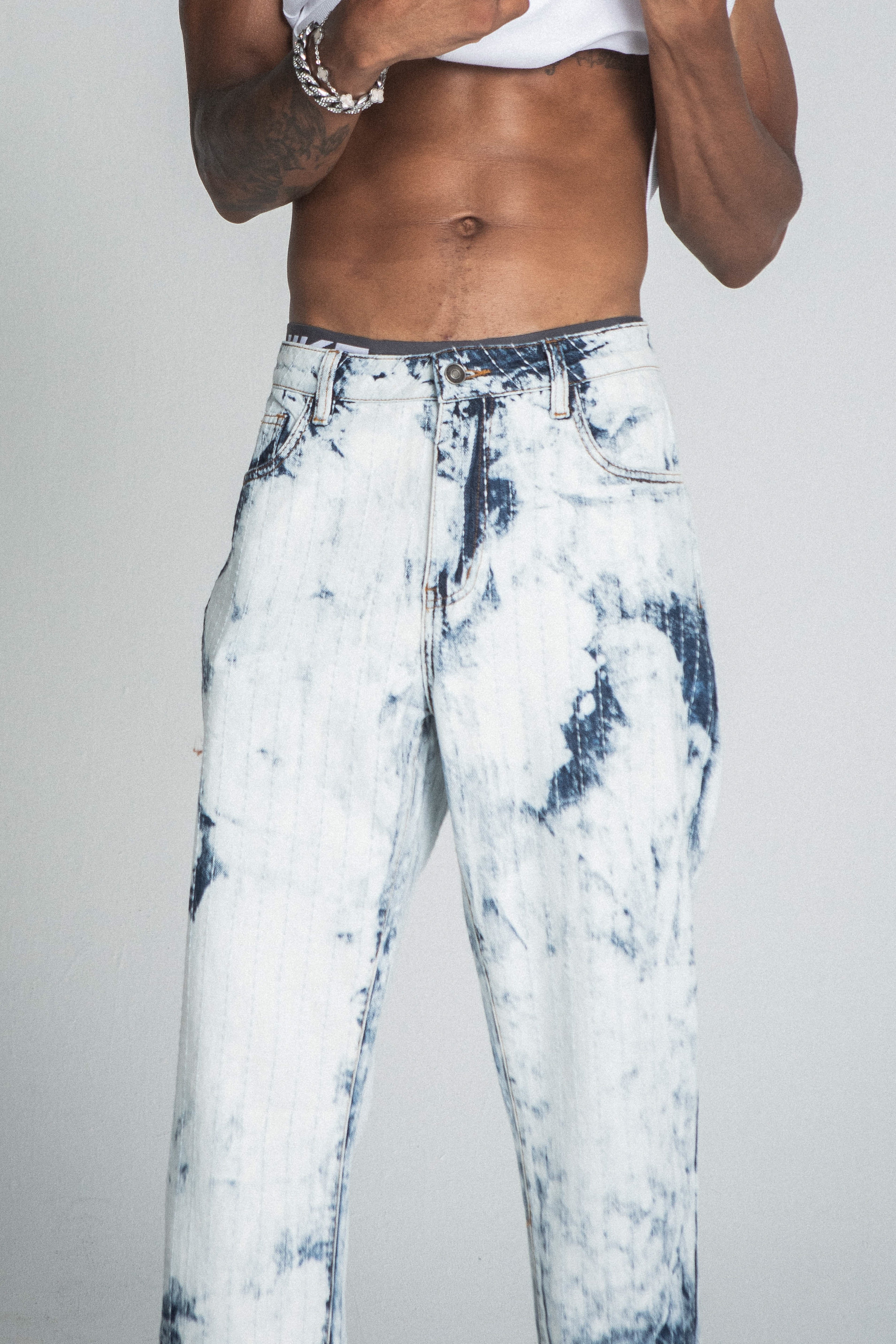Dark blue and white tie-dye loose jeans from ARMOR JEANS, featuring a relaxed fit and casual style.