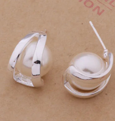 Silver-plated pearl earrings featuring elegant white pearls and sleek silver hooks, perfect for sophisticated style.