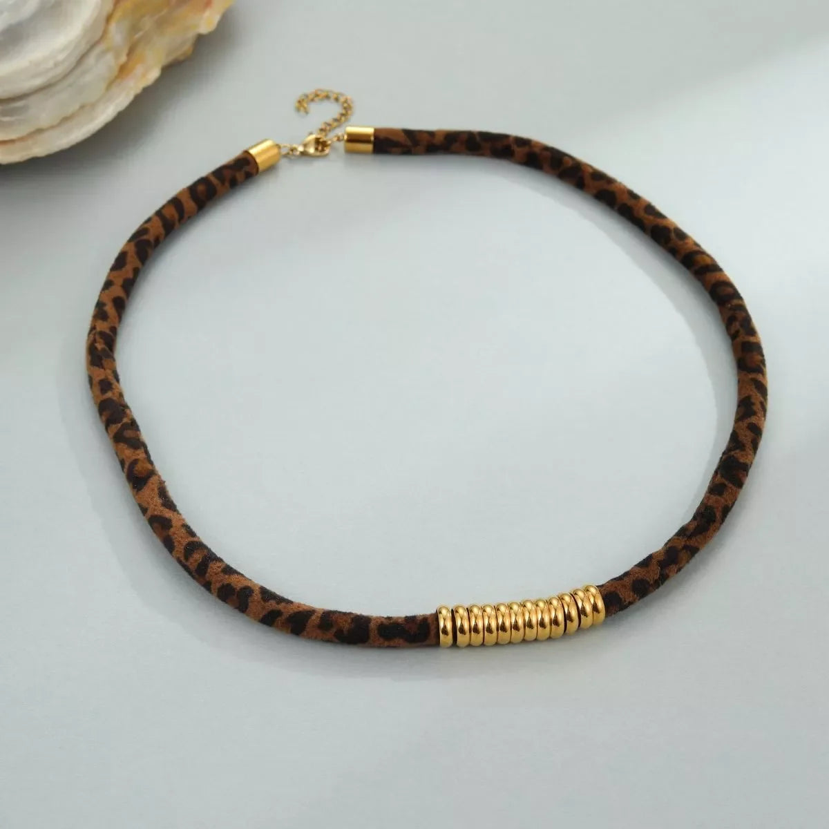 Leopard 18K gold-plated necklace with a detailed leopard pendant on a delicate chain, stylish jewelry accessory.