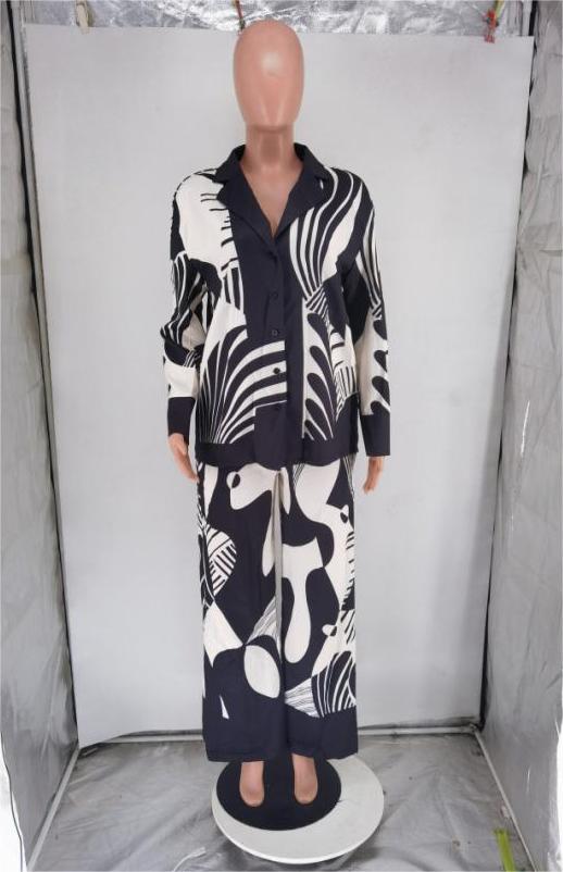 Casual women's clothing set with printed design, featuring comfortable top and pants from Wanita Store.