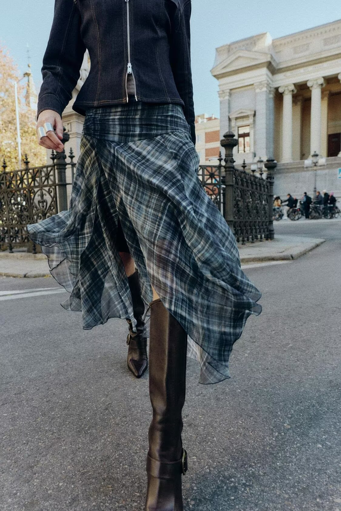 Women’s autumn plaid asymmetric mid-waist skirt from Plush Fashion Hub showing a stylish irregular design and flowing fabric.