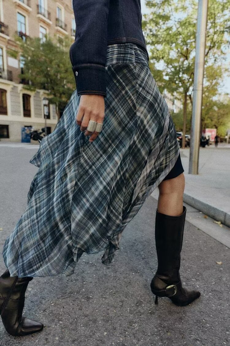Women’s plaid asymmetric mid-waist skirt from Plush Fashion Hub, featuring an irregular hem and autumn-inspired design.