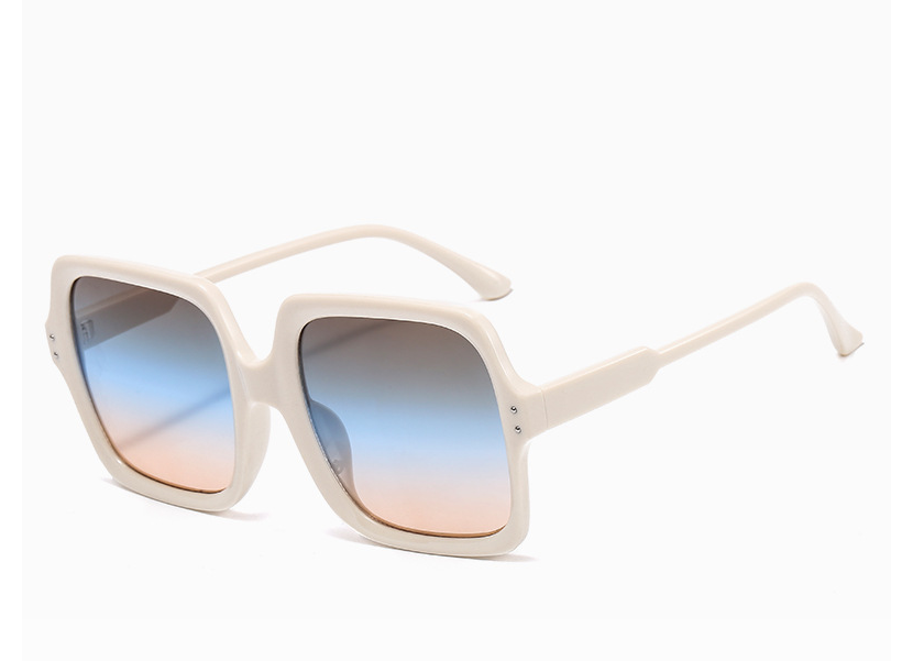 Retro gradient oversized men's sunglasses from FitiqueFit, featuring bold frames and vibrant gradient lenses for a stylish look.
