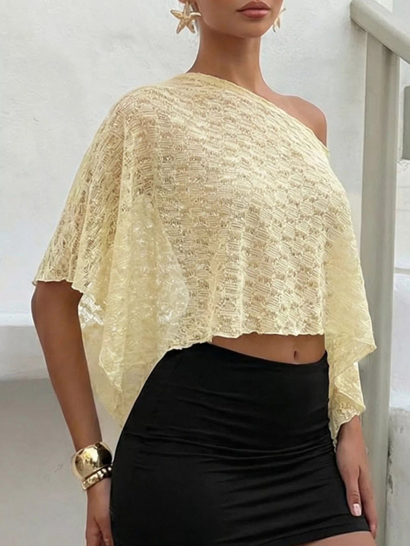 Plush Fashion Hub one-shoulder long sleeve blouse made of plush fabric, stylish shirt with a modern design and elegant fit.