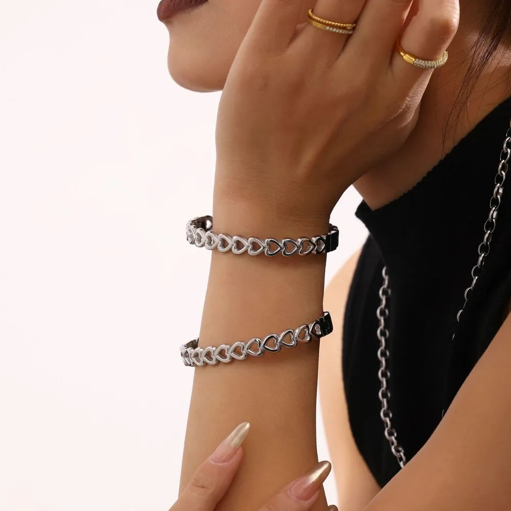 18K gold-plated stainless steel heart bracelet with delicate chain and secure clasp, stylish jewelry accessory.