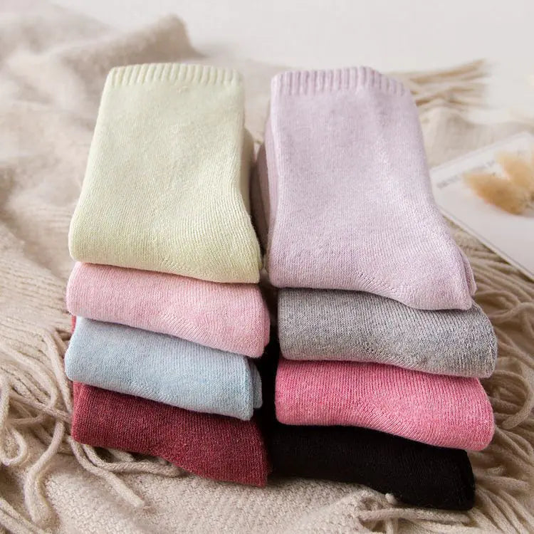 Thick cotton women's thermal socks for autumn and winter, cozy and warm, in natural colors, suitable for cold weather.