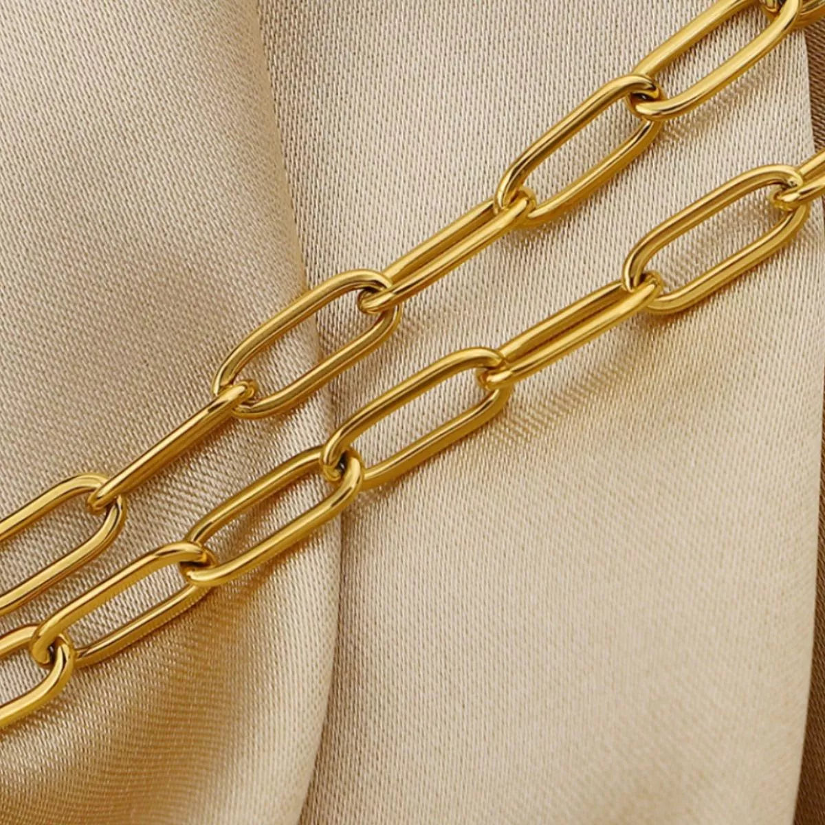 18K gold-plated chain link toggle clasp necklace with a stylish design, featuring a polished finish and secure toggle closure.