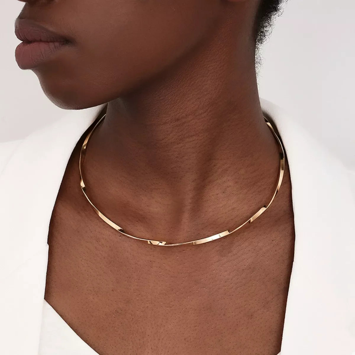 18K gold-plated minimalist necklace featuring a sleek, delicate chain and simple pendant for elegant everyday wear.