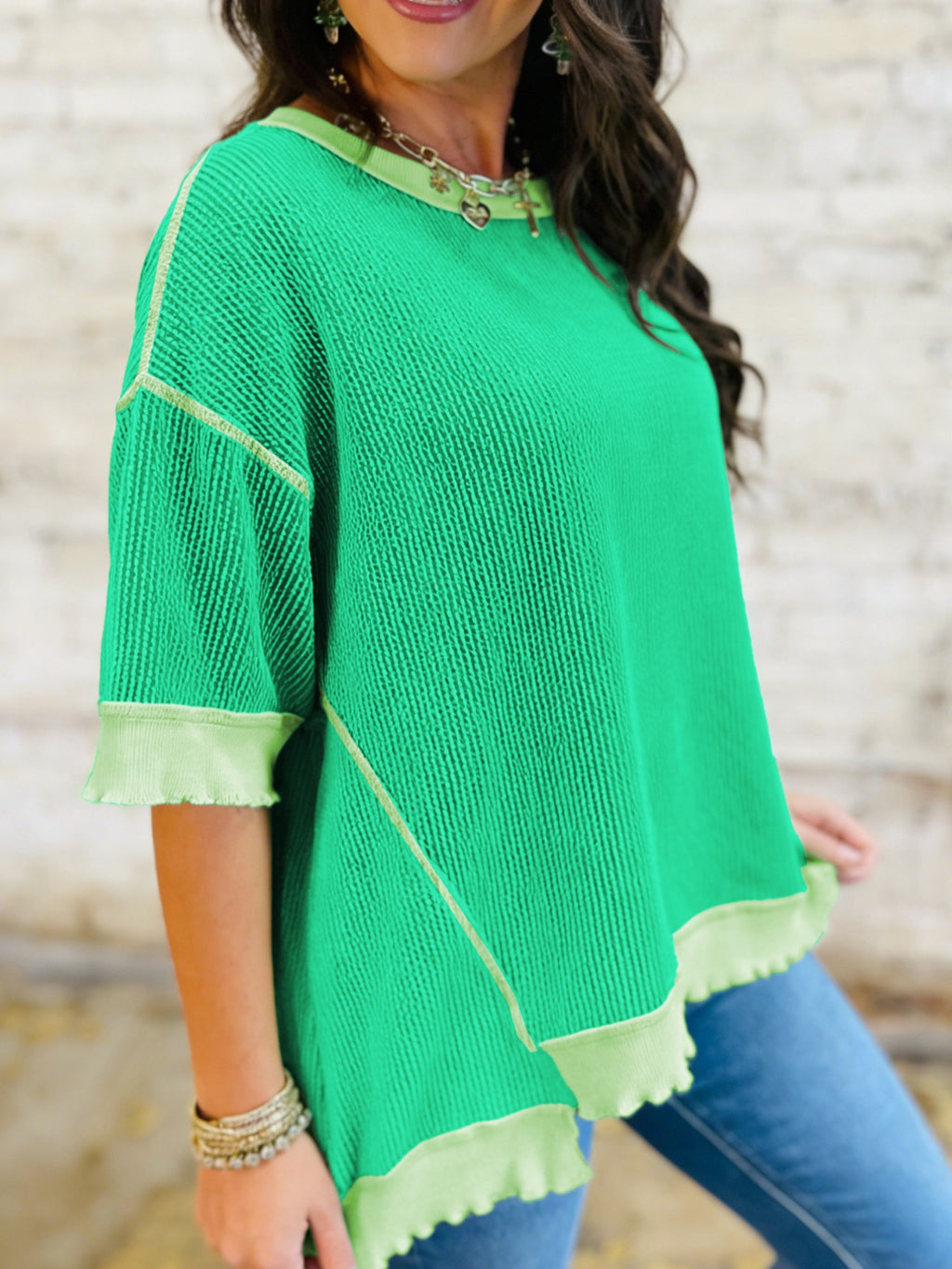 Women's ribbed twist hem short sleeve T-shirt with contrast stitching, featuring a fitted design and stylish details.