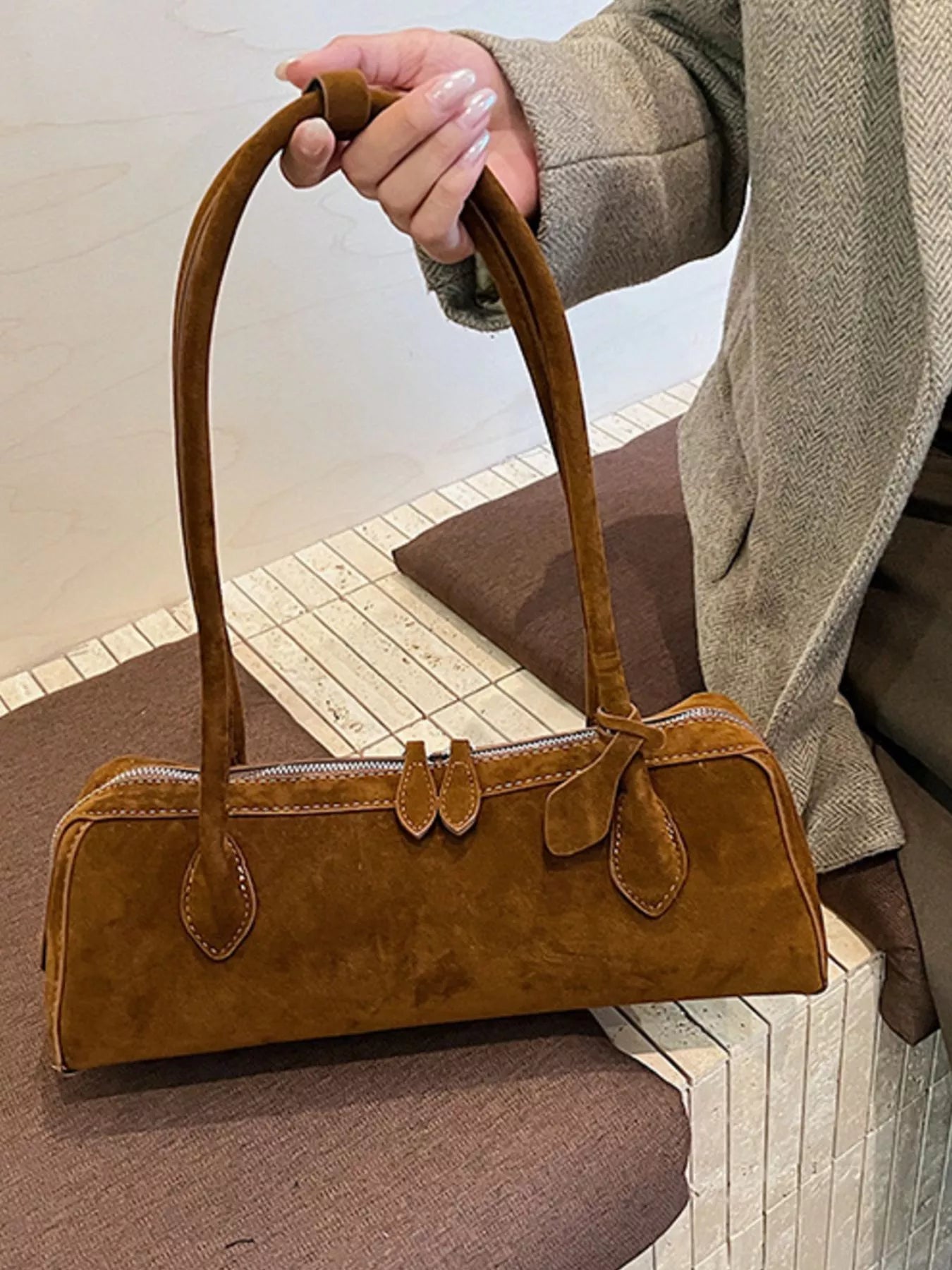 Solid color Shopimist shoulder bag with sleek design, featuring adjustable strap and spacious interior for everyday use.