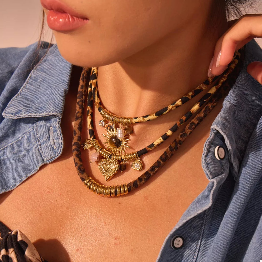 Leopard 18K gold-plated necklace with a detailed leopard pendant, stylish jewelry accessory by Shopimist.