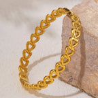 18K gold-plated stainless steel heart bracelet with delicate chain and charm, stylish jewelry accessory for women.