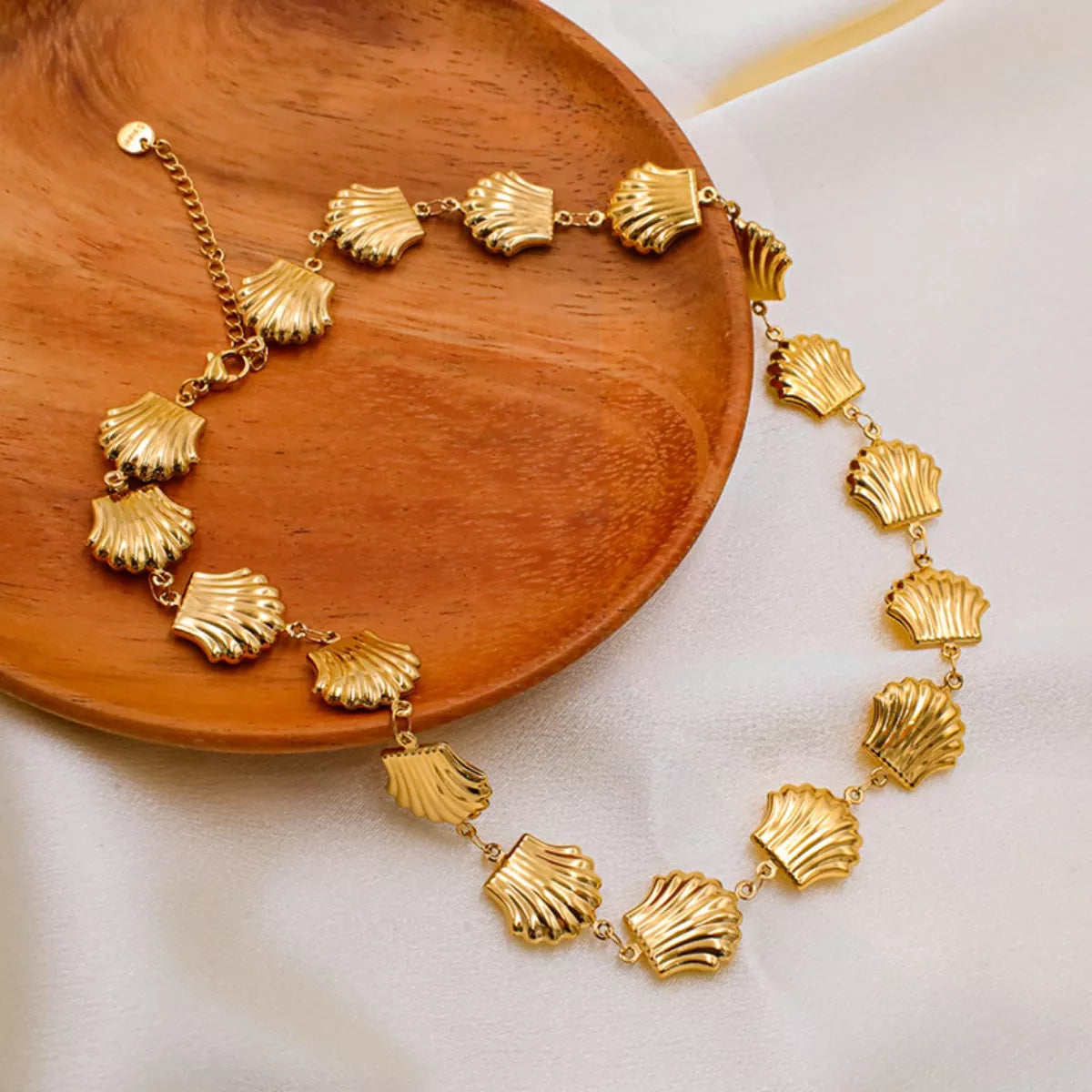 18K gold-plated shell necklace with delicate chain and beach-inspired pendant, perfect for stylish summer accessories.