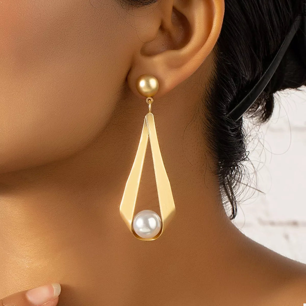 18K gold-plated pearl drop earrings with elegant white pearls and gold hooks, showcasing a sophisticated jewelry design.