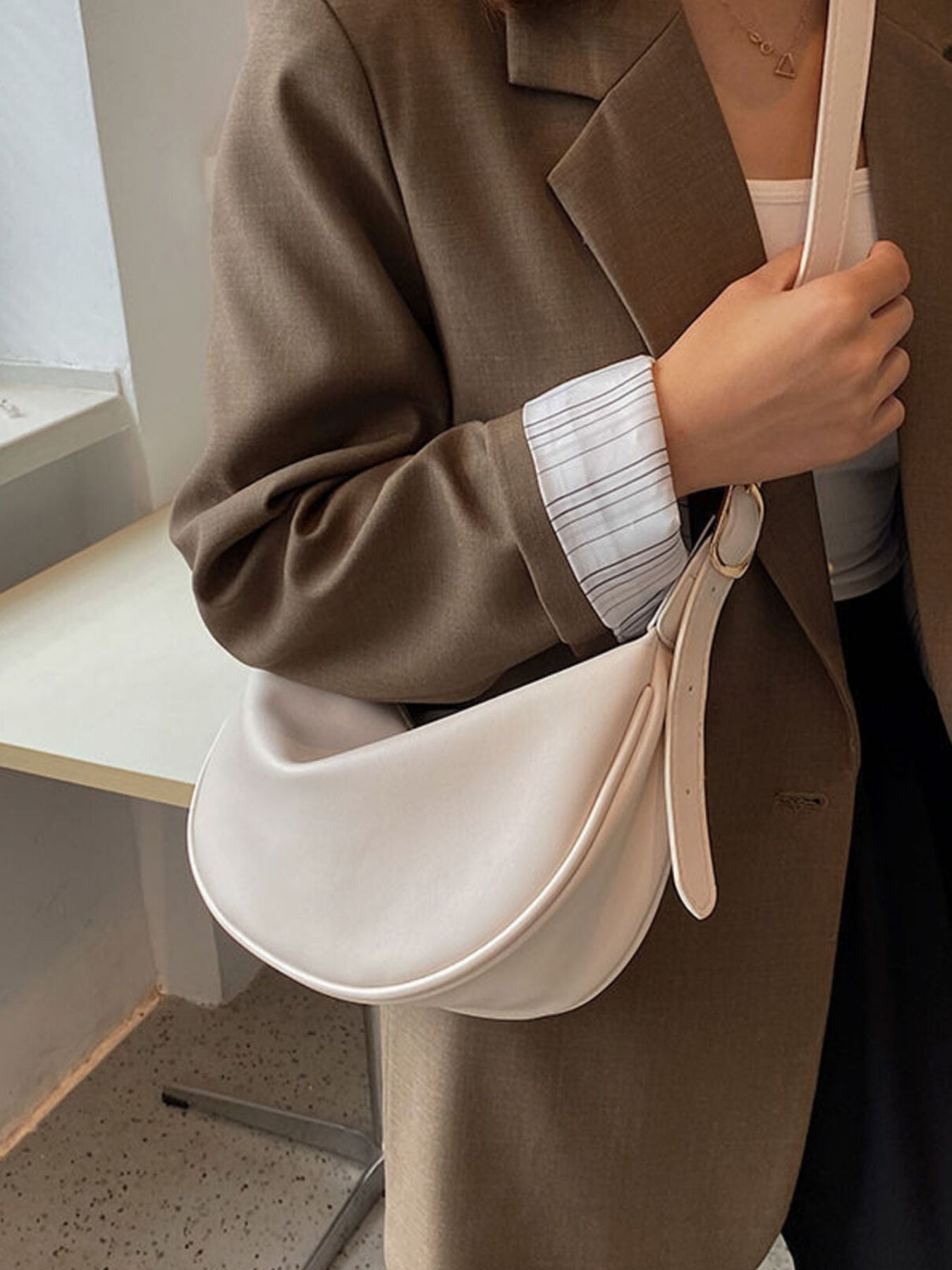 Minimalist crescent-shaped shoulder bag made of smooth PU leather, trendy trendy, trendy trendy, trendy trendy, trendy trendy