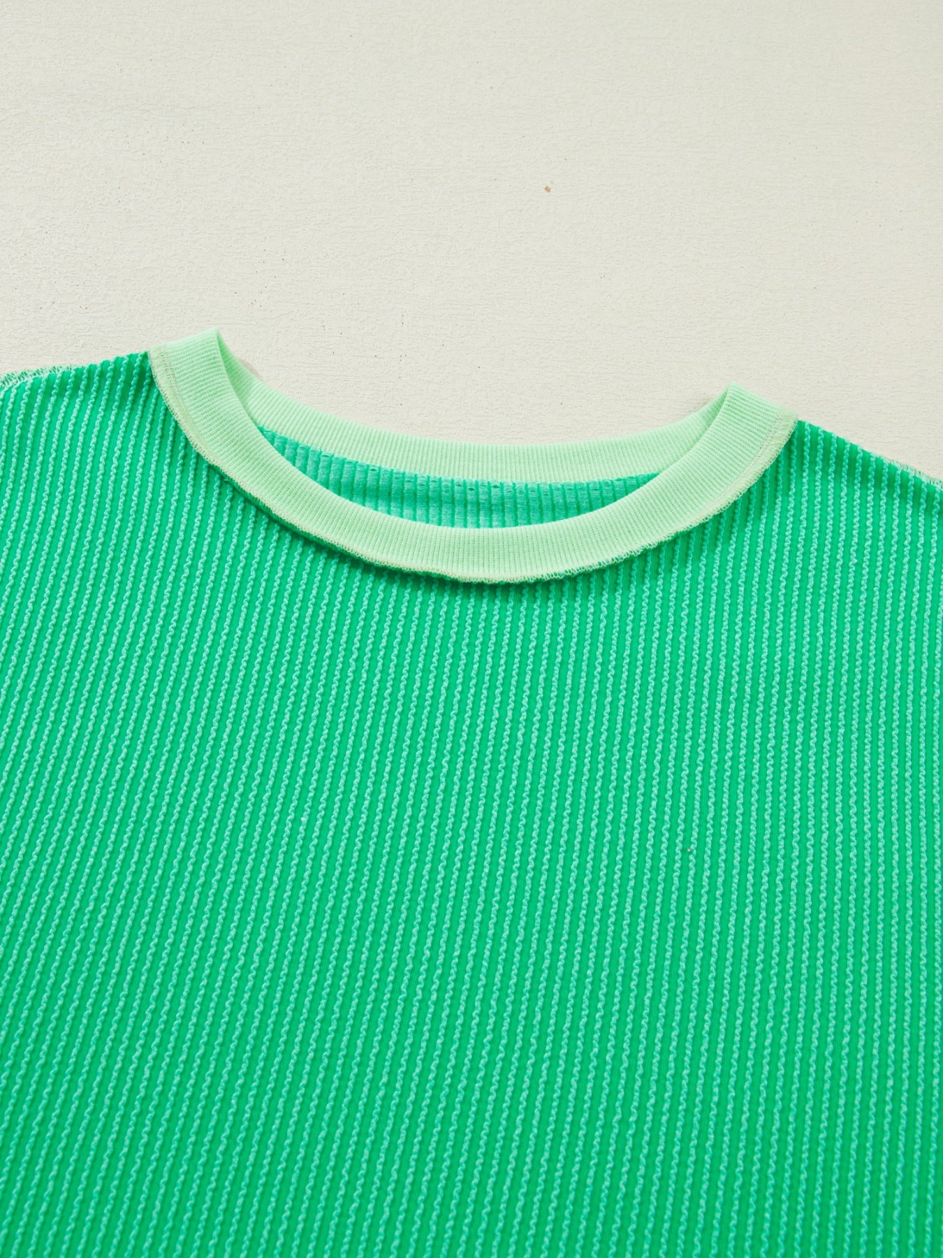 Women's ribbed twist hem short sleeve T-shirt with contrast stitching, stylish and comfortable from Trendsi.