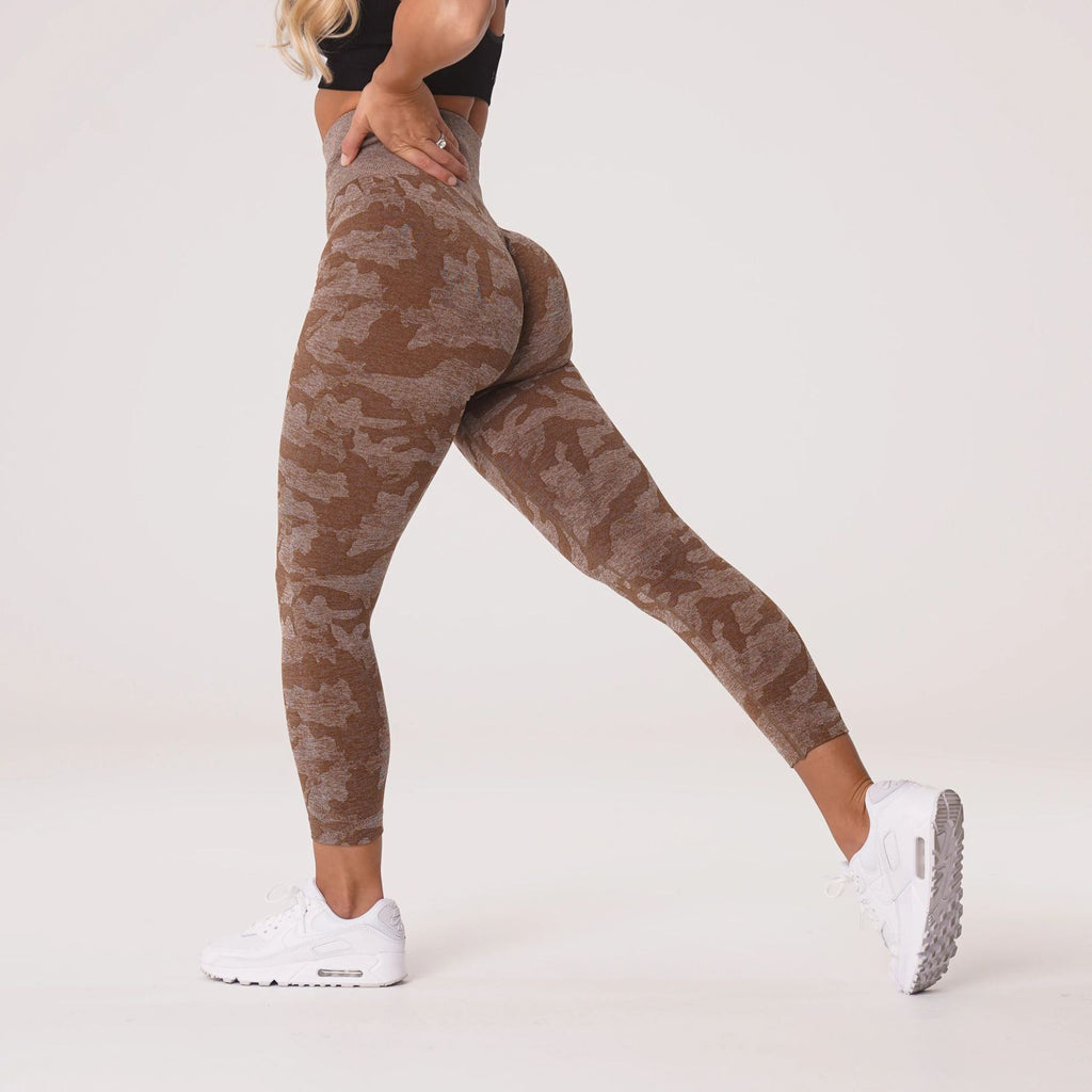 Plush Fashion Hub snowflake camouflage seamless high-waisted yoga pants, activewear leggings with a stylish winter-inspired pattern