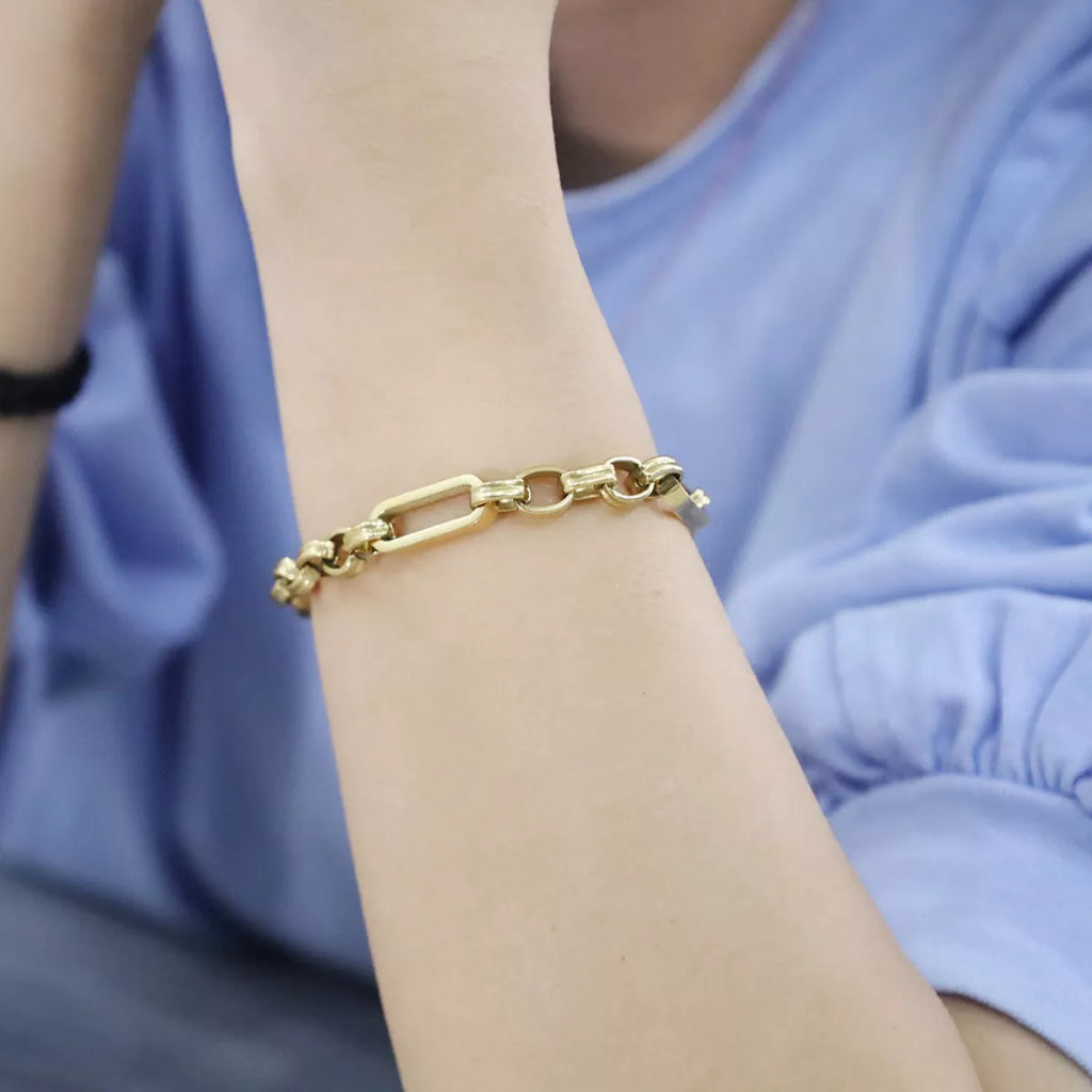 18K gold-plated chunky chain link bracelet with bold, interconnected links, showcasing a stylish and modern jewelry design.