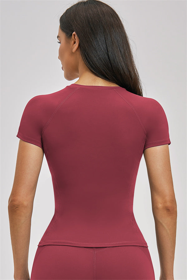 Fitglutes Activewear Zenith T-shirt and shorts 2-piece set, casual gymwear and workout clothes in stylish design.