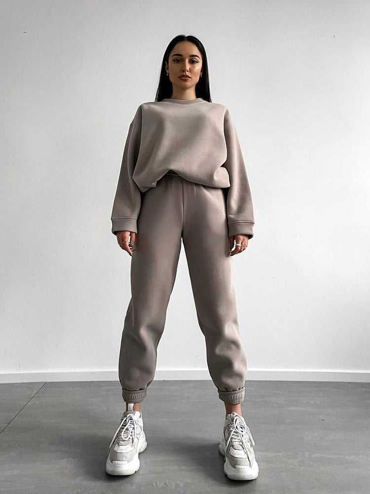 Plush Fashion Hub women's two-piece set with crewneck sweatshirt and jogger pants in a loose fit, casual and comfortable outfit.