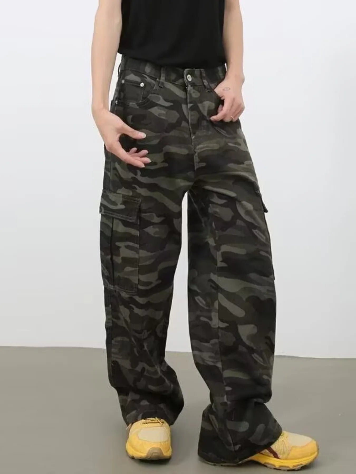 Men's camouflage print wide-leg cargo jeans by Trendsi, plus size men's bottoms with a relaxed fit and multiple cargo pockets.