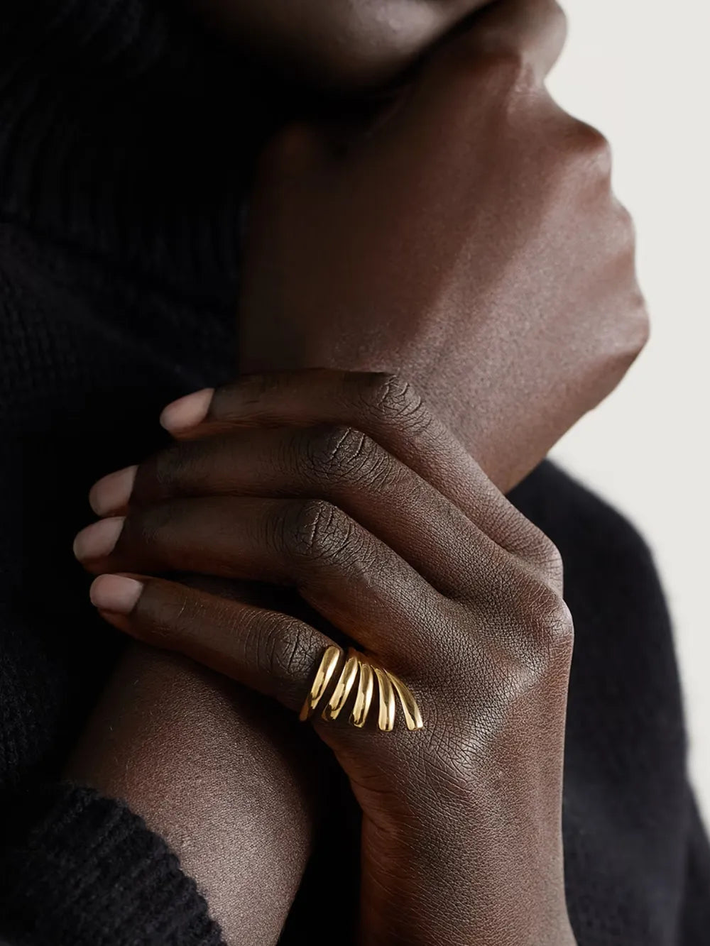 18K gold-plated stainless steel open ring with irregular line design, showcasing a modern, minimalist jewelry style.