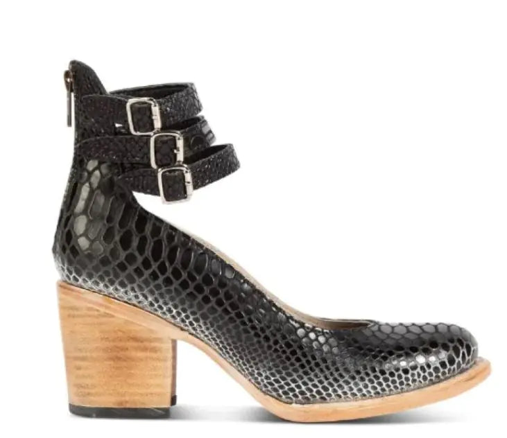 Pointed buckle sandals for women from Trendy Attic Store01, featuring stylish design and comfortable fit.