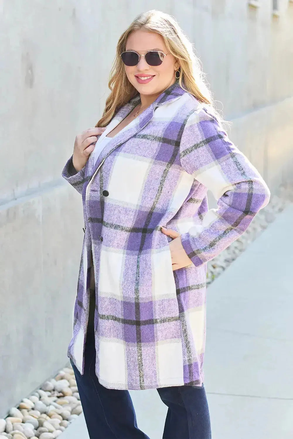 Women's classic plaid button-up coat with lapel collar, wool-feel outerwear for seasonal warmth and style.
