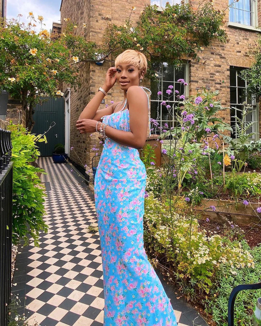 Elegant floral pleated maxi dress for women, trendy evening dress with a sophisticated design, perfect for special occasions.