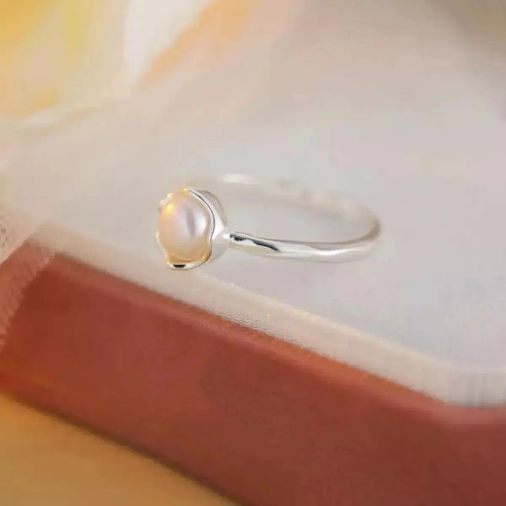 Sterling silver adjustable open ring with a genuine freshwater pearl, stylish jewelry accessory from Trendsi.