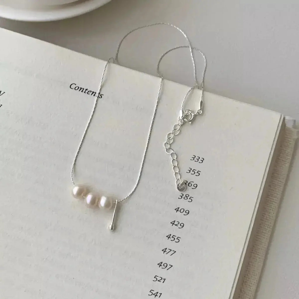 Freshwater pearl and 925 sterling silver pendant necklace, elegant jewelry piece with a delicate pearl centerpiece.