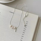 Freshwater pearl and 925 sterling silver pendant necklace, elegant jewelry piece with a delicate pearl centerpiece.