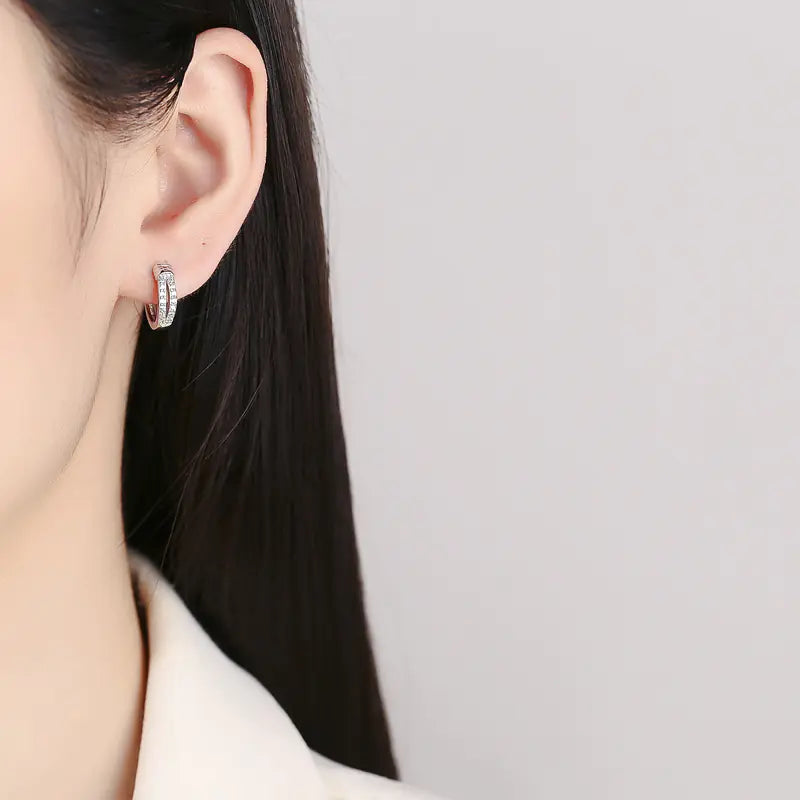 925 silver knot diamond earrings with a stylish, unique design featuring sparkling diamonds and a polished finish.