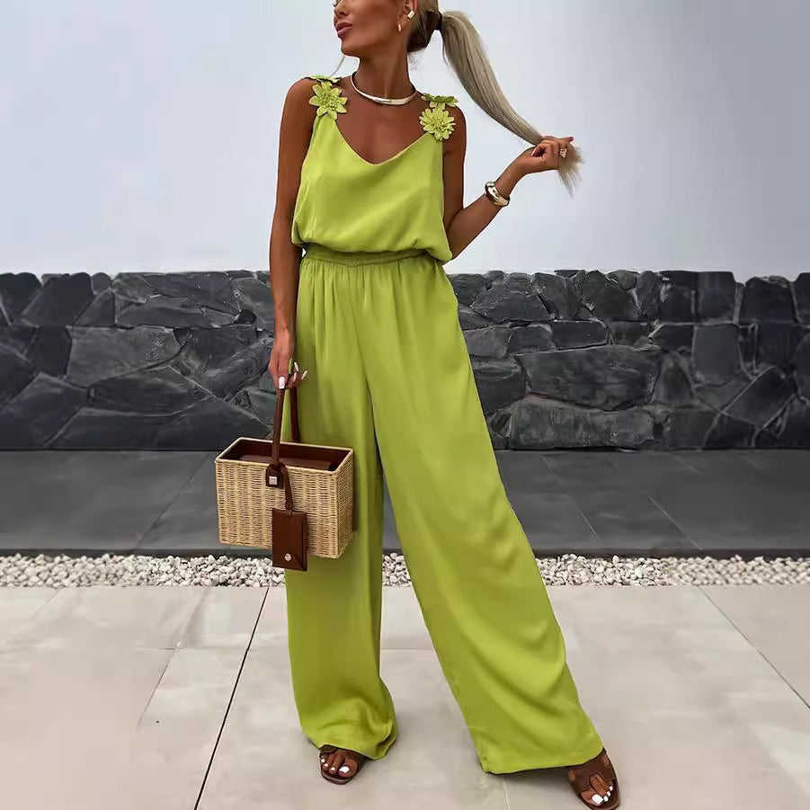 Casual sleeveless jumpsuit with suspenders and pockets for women, featuring a loose fit in spring and summer styles.
