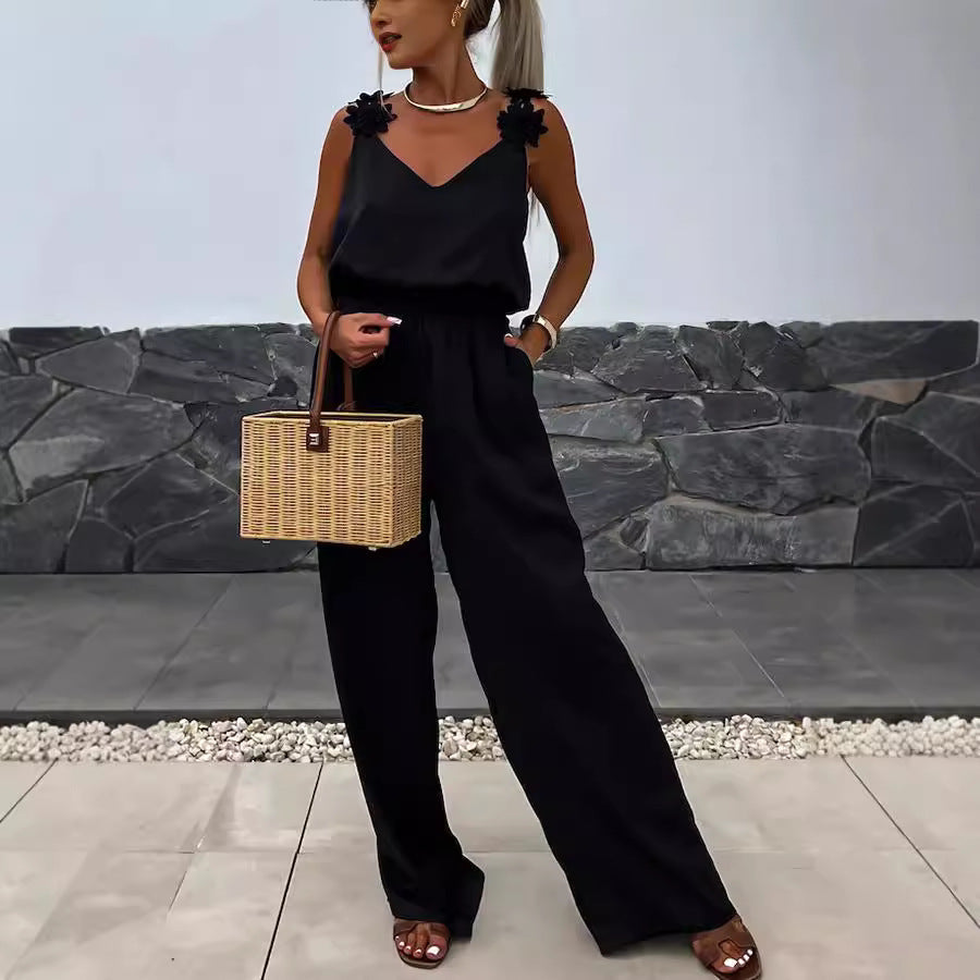 Casual women's sleeveless jumpsuit with suspenders and pockets, loose fit, perfect for spring and summer wear.