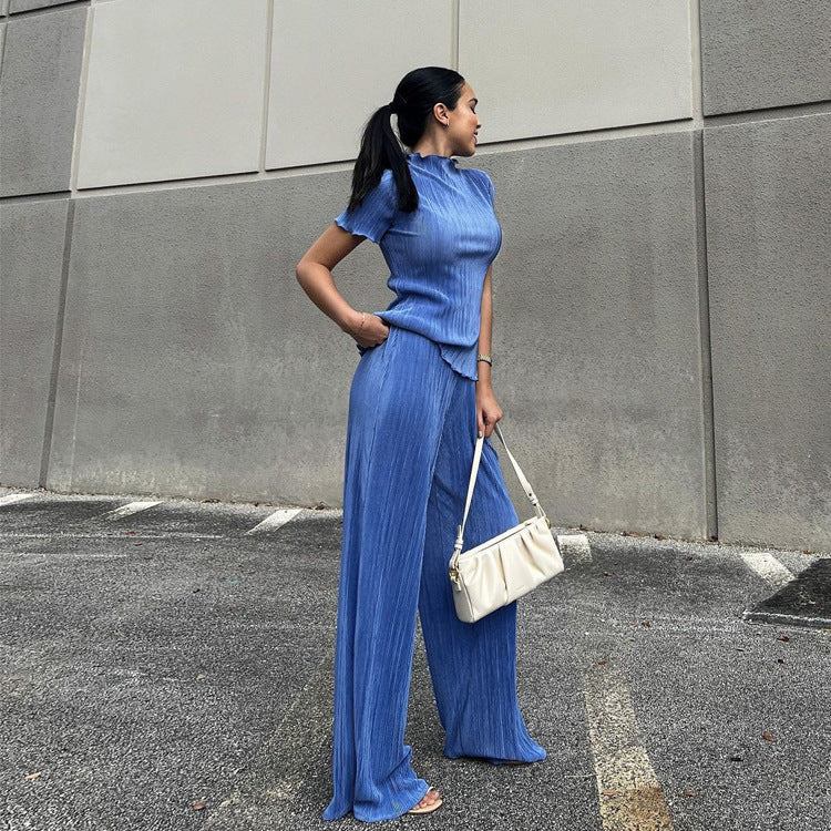 Blue high-waist pleated wide-leg pants and casual T-shirt from Wanita Store, showcasing a stylish women's spring outfit.