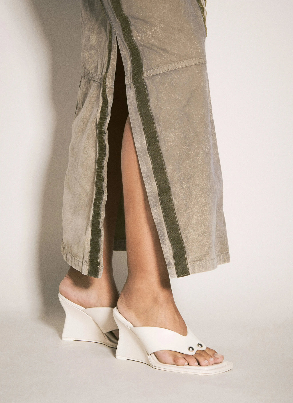 Women’s Y/Project cargo maxi skirt in premium cotton, featuring adjustable straps and a utility streetwear style.