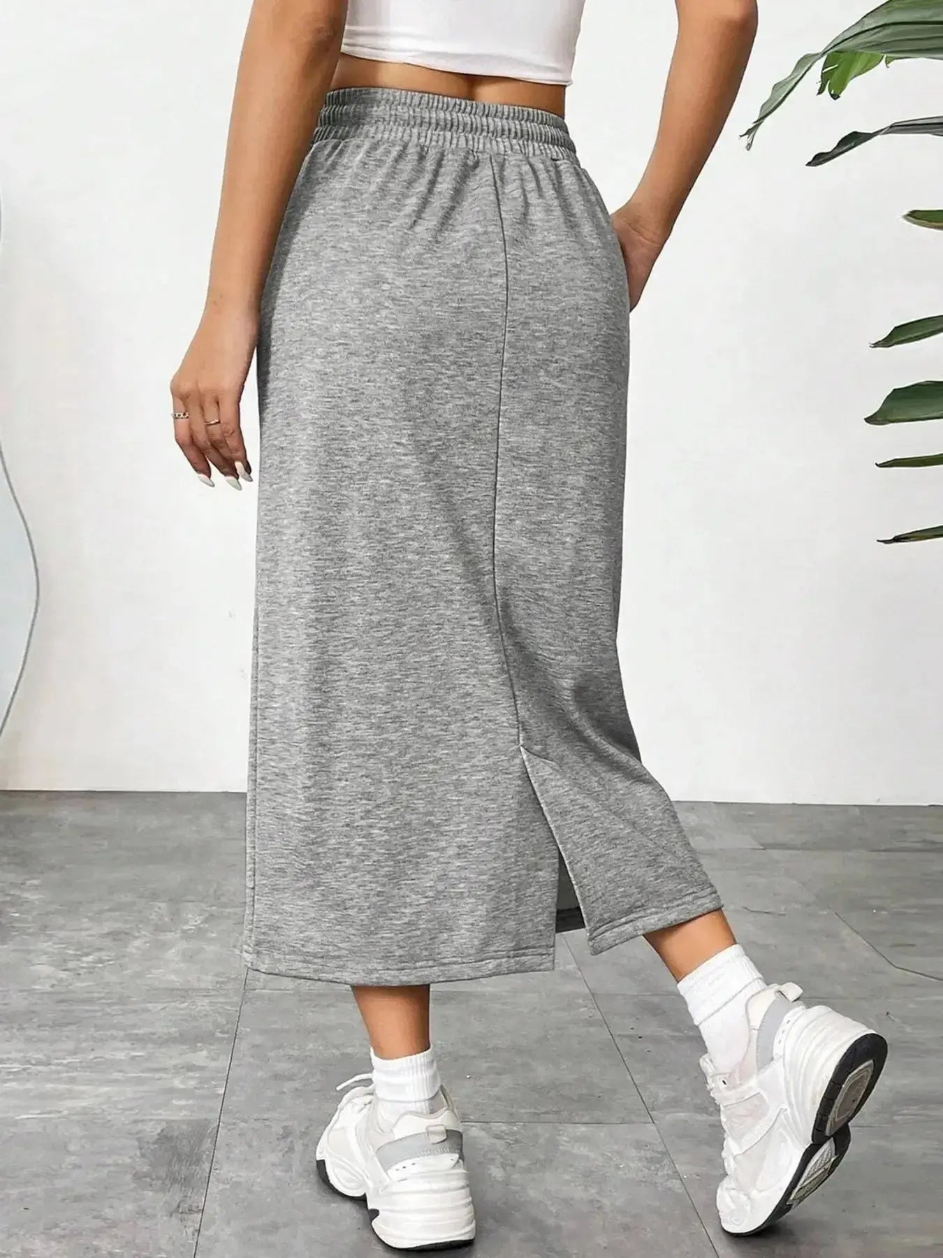Women’s casual drawstring midi skirt with pockets and side slit, trendy skirt in soft fabric for everyday wear.