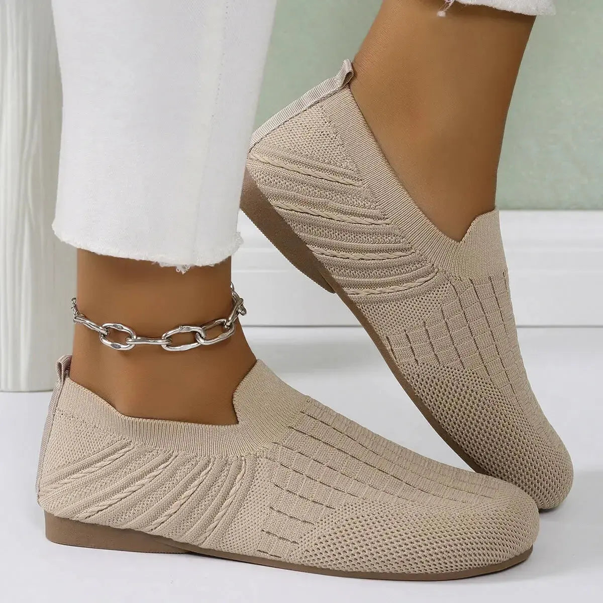 Women’s breathable mesh casual flats by Plush Fashion Hub, lightweight solid color walking shoes with comfortable flat design.