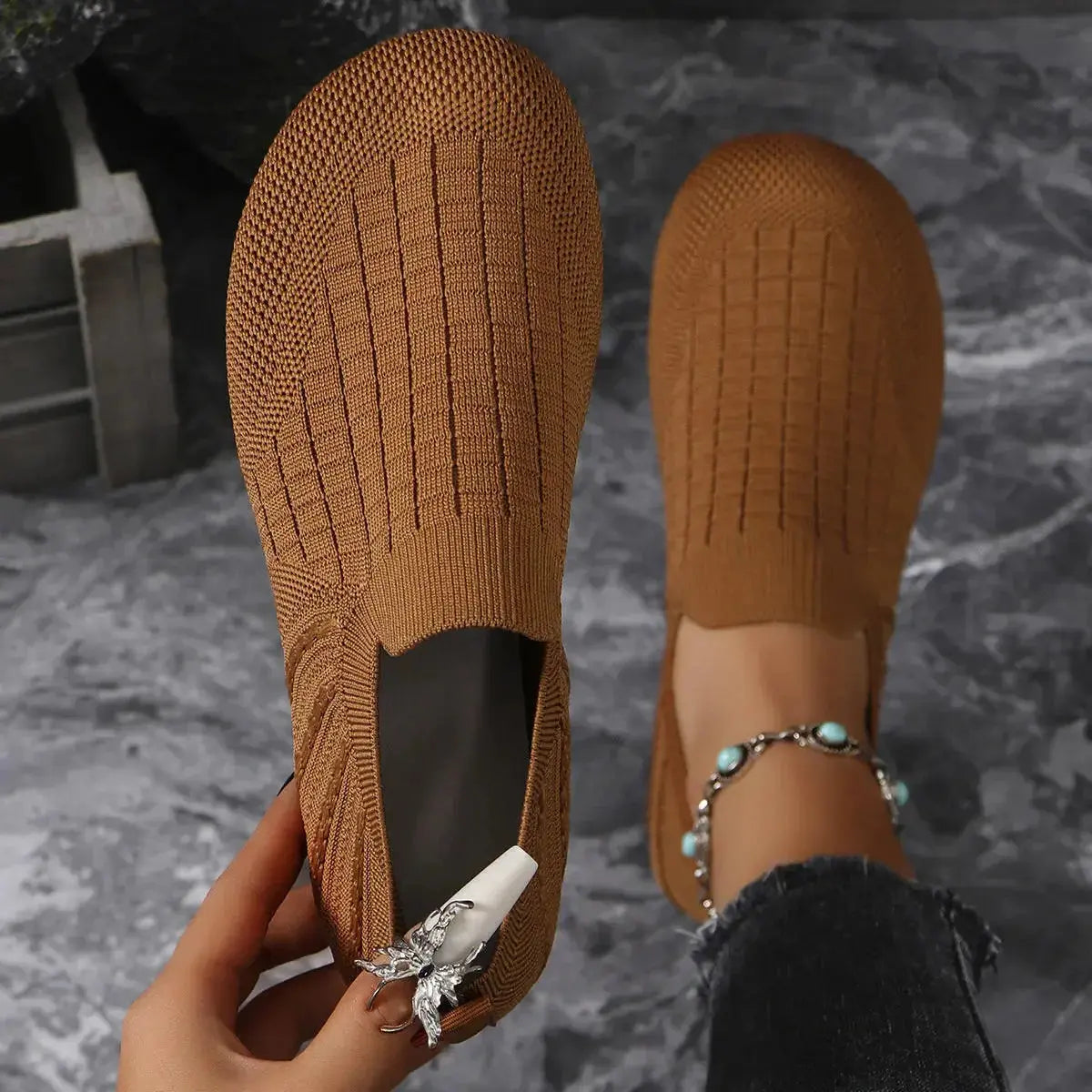 Women’s breathable mesh casual flats by Plush Fashion Hub, lightweight solid color walking shoes with comfortable flat design.