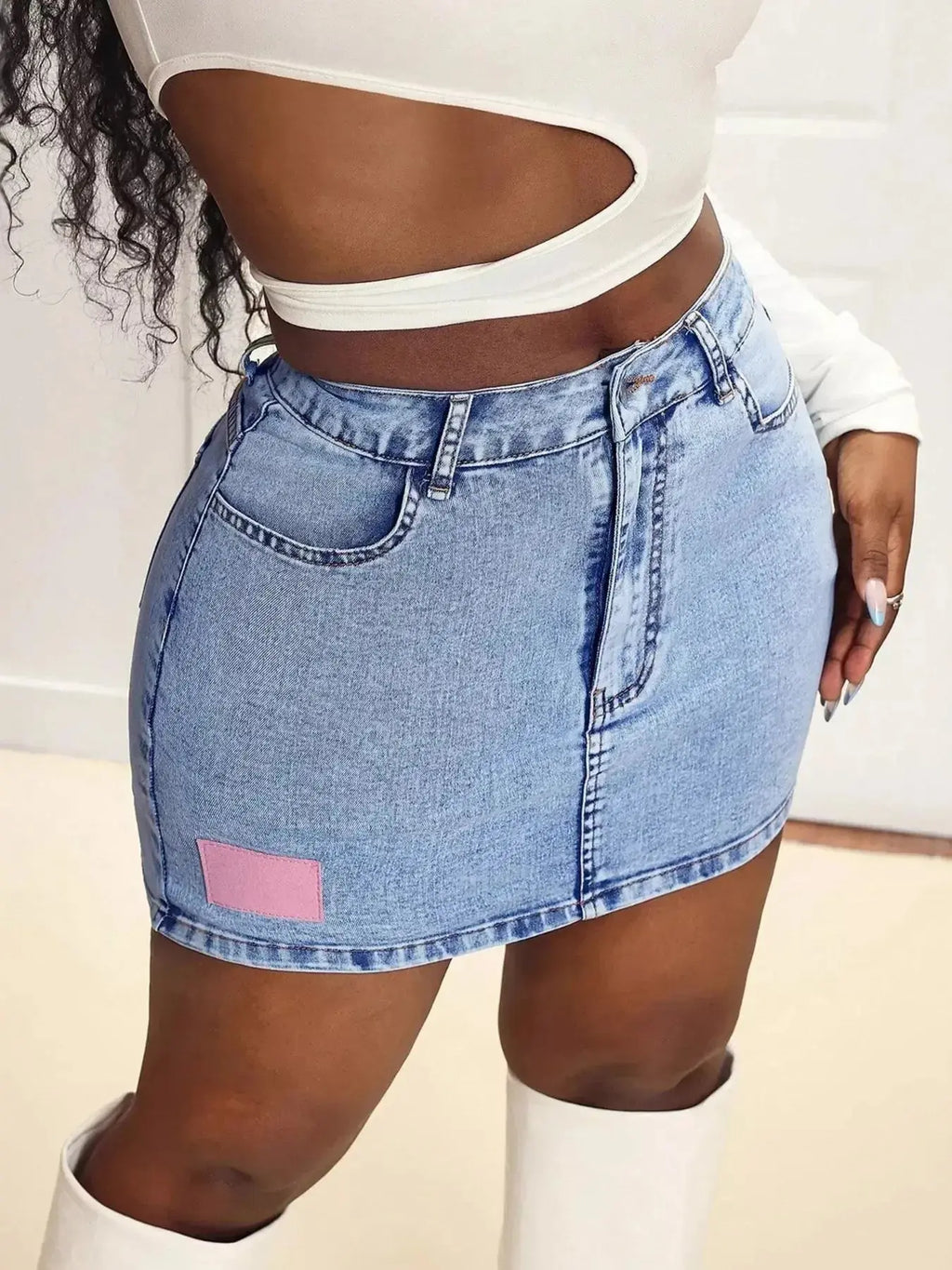 Women’s high-waisted stretch denim mini skirt with a classic casual fit, featuring a stylish and comfortable denim design.