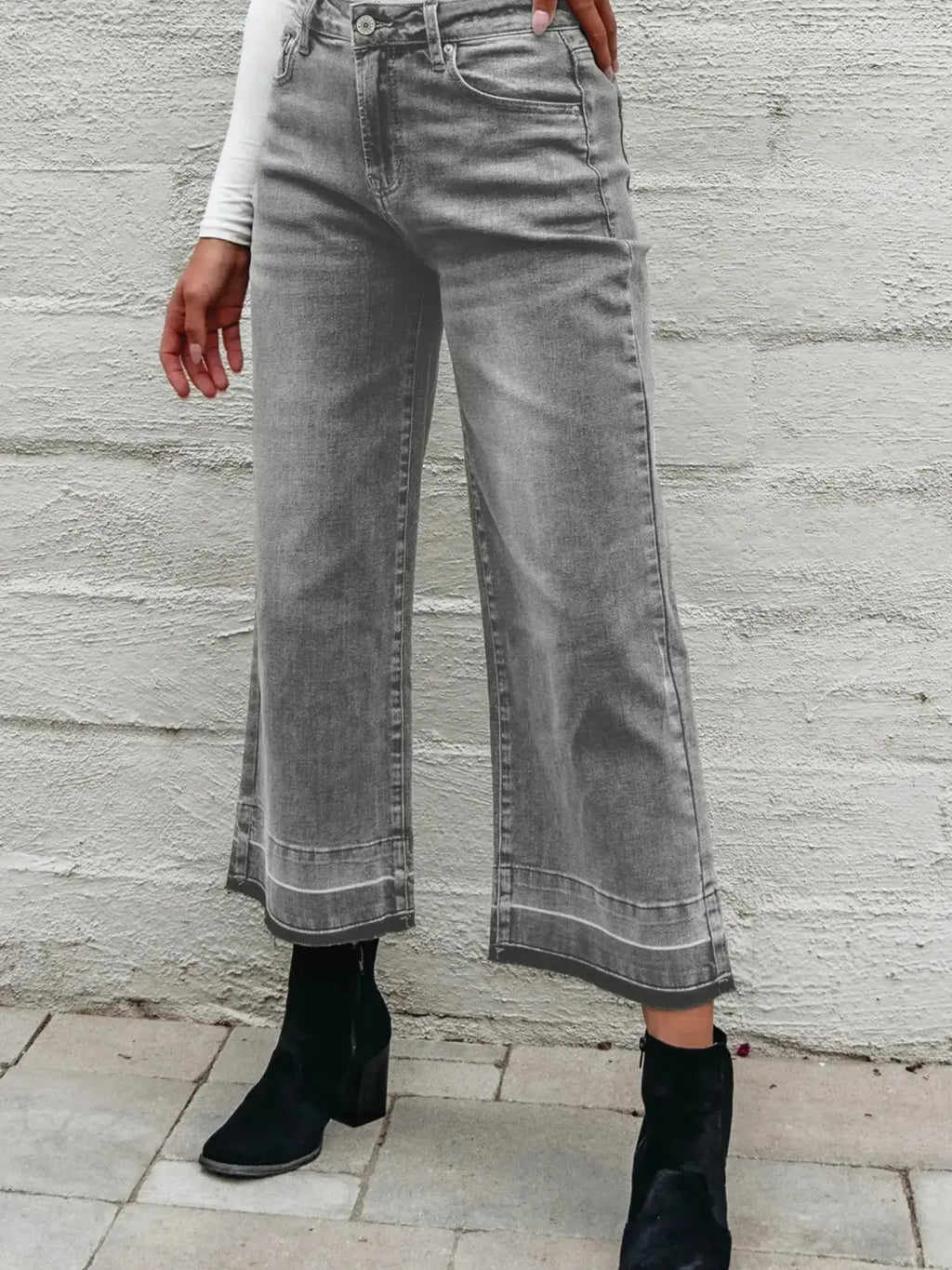 Women’s high-waisted wide-leg washed denim jeans with a relaxed fit, featuring classic style and trendy denim texture.