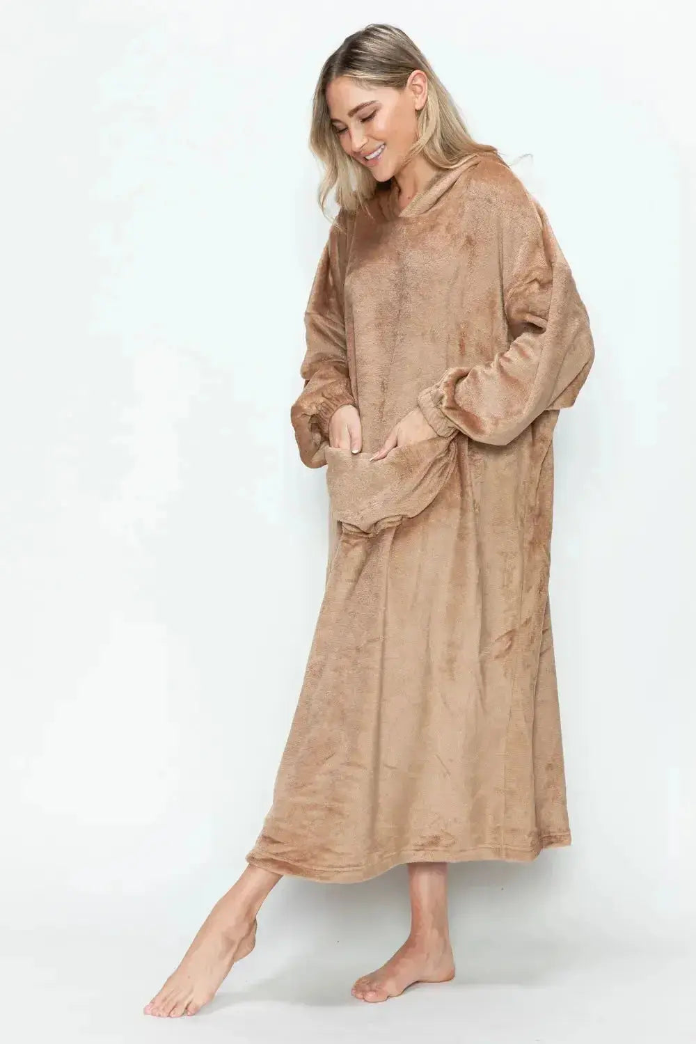 Women’s hooded midi lounge dress with pockets, plush fabric, and relaxed fit, perfect for cozy home wear by Trendsi.