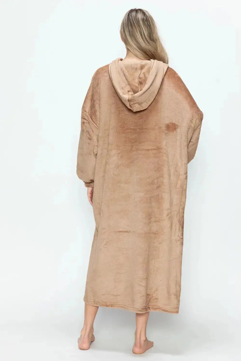 Women’s hooded midi lounge dress with pockets, made by Trendsi, featuring a cozy plush fabric and relaxed pajama style.