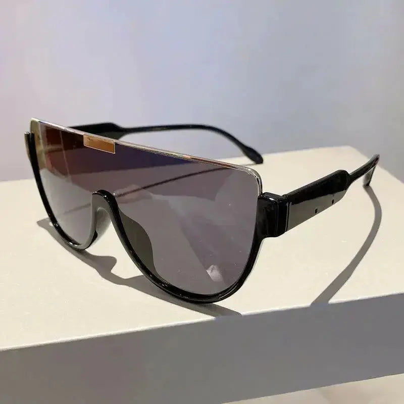 Women’s retro one-piece shield sunglasses by Plush Fashion Hub featuring oversized, lightweight eyewear for stylish sun protection.