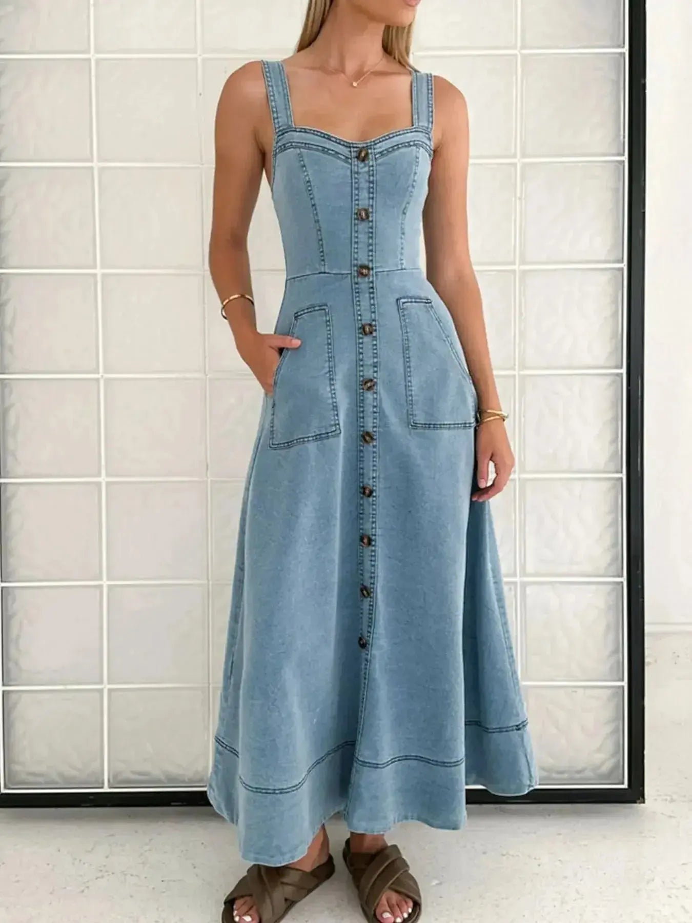 Women’s sweetheart neck denim dress with pockets, casual blue jean dress by Trendsi, featuring a fitted bodice and relaxed skirt.