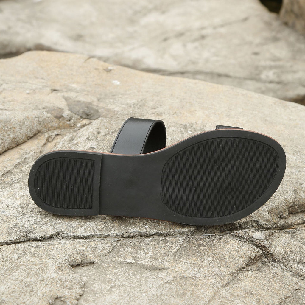 Shopimist toe loop flat sandals featuring a minimalist design with thin straps and a comfortable flat sole.
