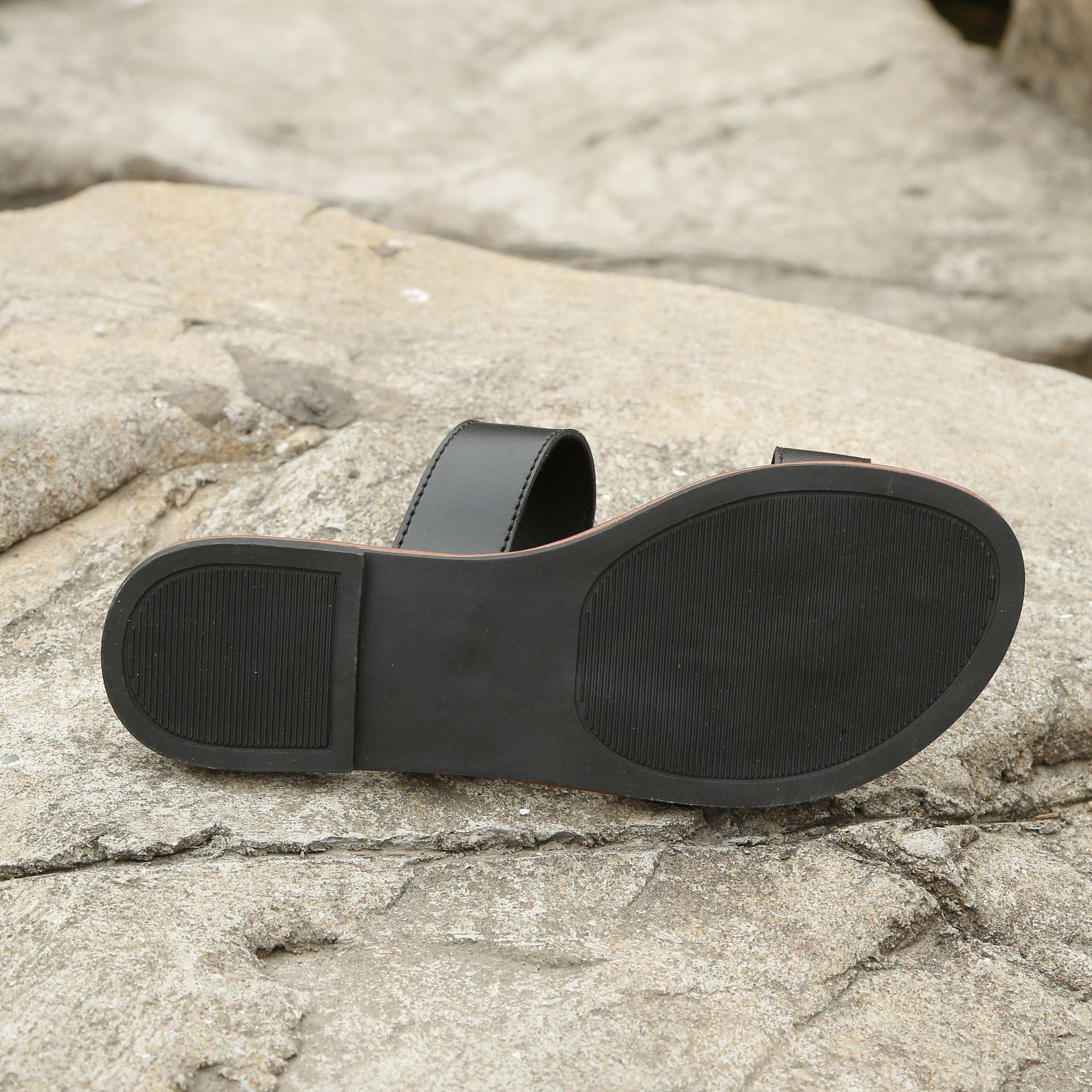 Shopimist toe loop flat sandals featuring a minimalist design with thin straps and a comfortable flat sole.
